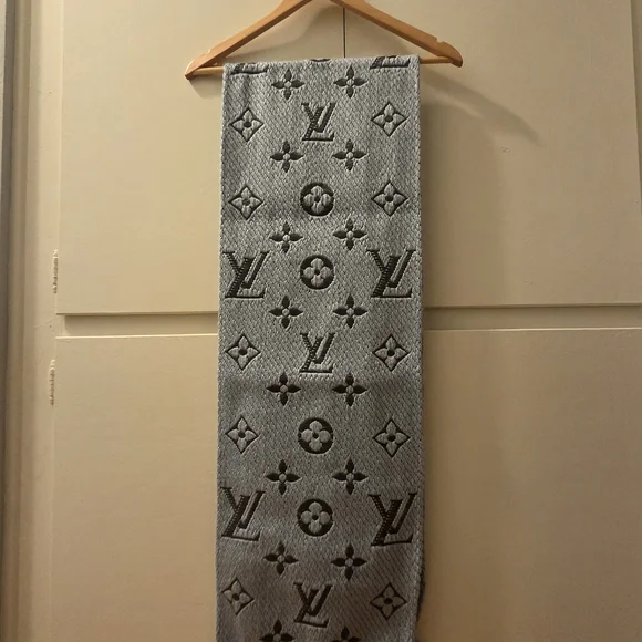 Louis Vuitton Gray Monogram Scarf - Picture 6 of 7